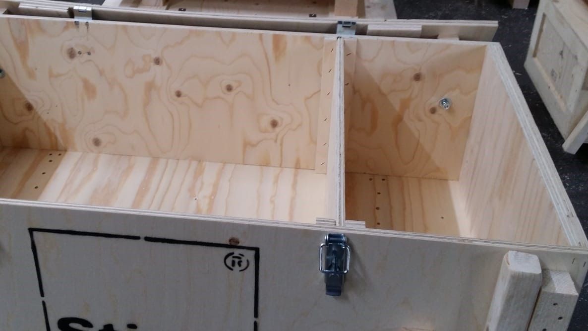 Eine Holzkiste mit Fächern